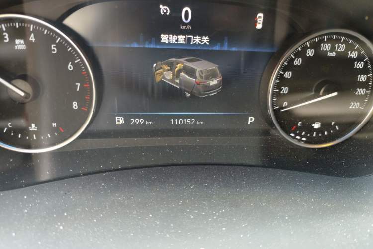 Used Buick GL8 2023 Land Executive Class Smart Enjoyment Model Odometer Close Up
