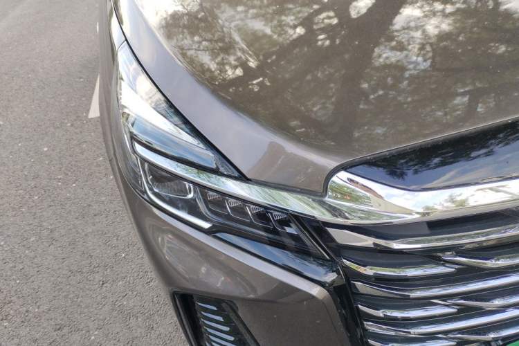 Used Buick GL8 2023 Facelifted Land Cruiser Executive Luxury Version Right Front Headlight