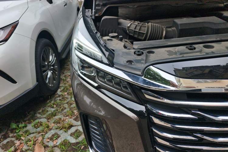 Used Buick GL8 2023 Facelifted Land Cruiser Executive Luxury Version Right Front Headlight