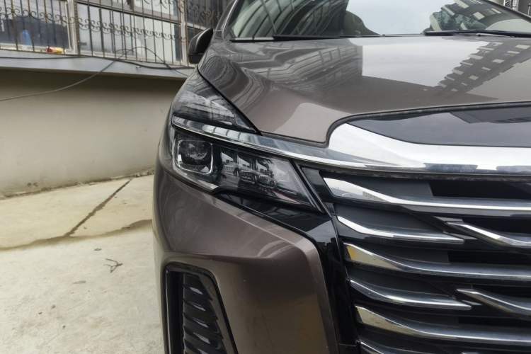 Used Buick GL8 2023 Facelifted Land Cruiser Executive Luxury Version Right Front Headlight