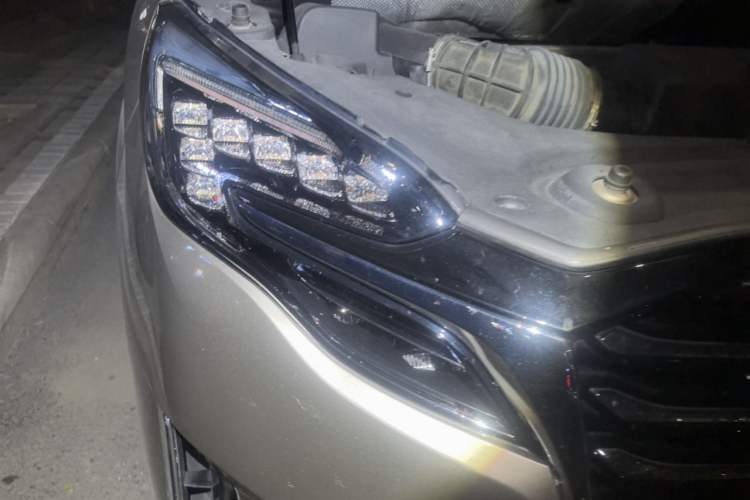 Used Buick GL8 2023 ES Lu Zun Deluxe Model Right Front Headlight