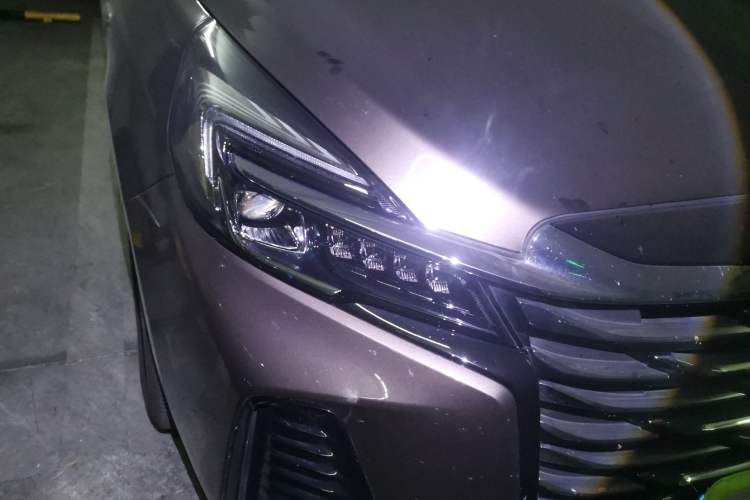 Used Buick GL8 2023 Facelifted Land Cruiser Executive Luxury Version Right Front Headlight