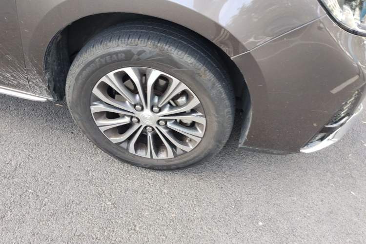 Used Buick GL8 2023 Facelifted Land Cruiser Executive Luxury Version Right Front Wheel Hub