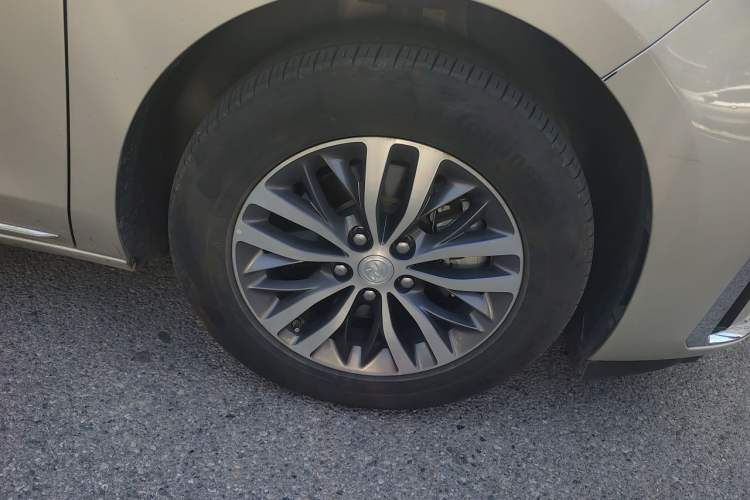 Used Buick GL8 2023 ES Lu Zun Comfort Model Right Front Wheel Hub