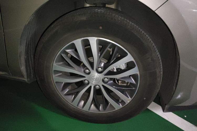 Used Buick GL8 2023 ES Lu Zun Comfort Model Right Front Wheel Hub