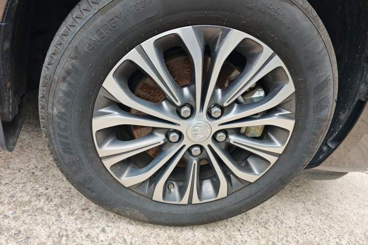 Used Buick GL8 2023 Facelifted Land Cruiser Executive Luxury Version Right Front Wheel Hub