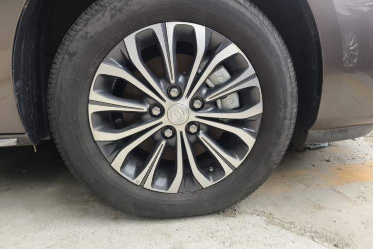 Used Buick GL8 2023 Facelifted Land Cruiser Executive Luxury Version Right Front Wheel Hub