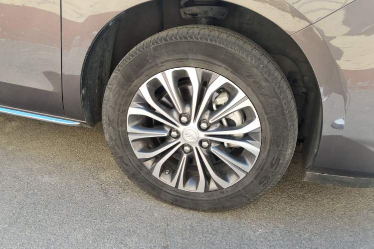Used Buick GL8 2023 Facelifted Land Cruiser Executive Luxury Version Right Front Wheel Hub