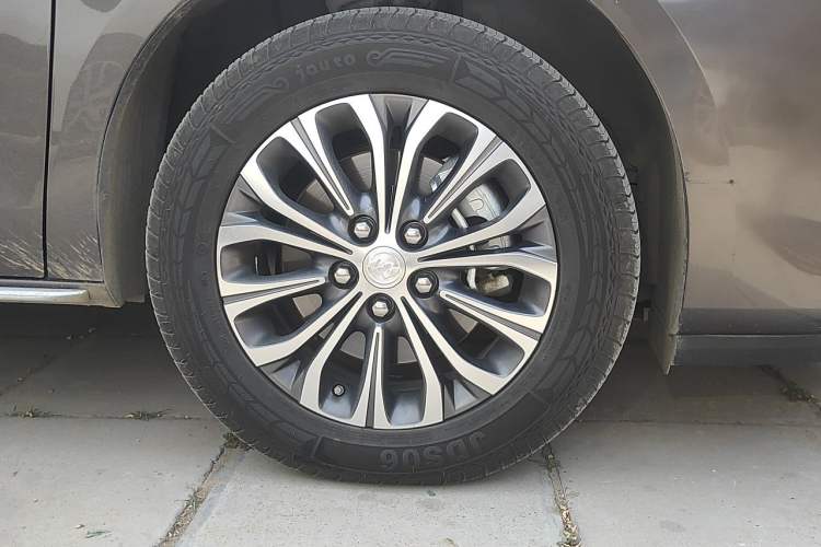 Used Buick GL8 2023 Facelifted Land Cruiser Executive Luxury Version Right Front Wheel Hub