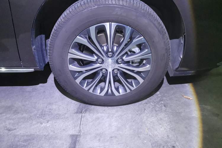 Used Buick GL8 2023 Facelifted Land Cruiser Executive Luxury Version Right Front Wheel Hub