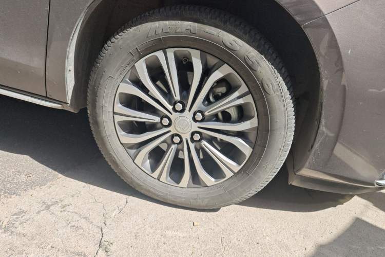 Used Buick GL8 2023 Facelifted Land Cruiser Executive Luxury Version Right Front Wheel Hub