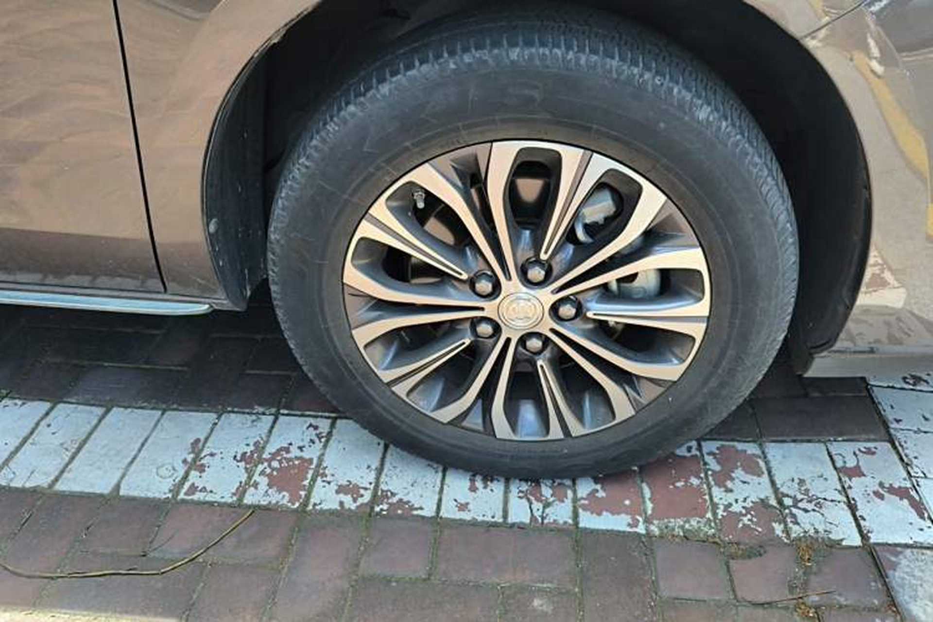 Used Buick GL8 2023 Land Executive Class 652T Luxury Model Right Front Wheel Hub