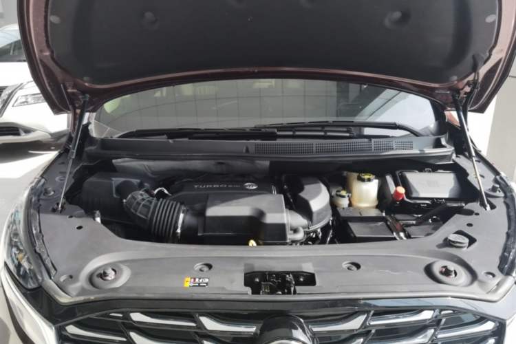 Used Buick GL8 2023 ES Lu Zun Flagship Model Engine Bay