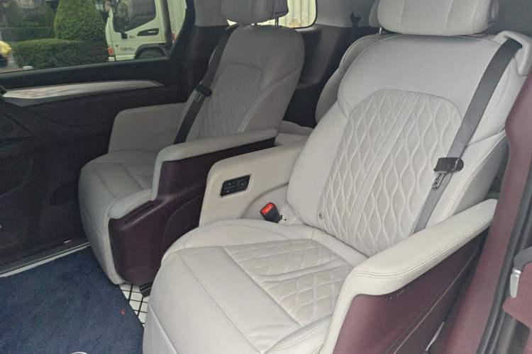 Used Buick GL8 2023 Avenir Aivia Six-Seat Deluxe Edition Left Rear Seat