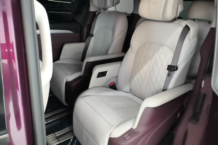 Used Buick GL8 2023 Avenir Aivia Six-Seat Deluxe Edition Left Rear Seat