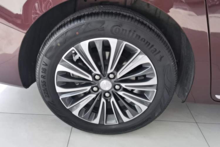Used Buick GL8 2023 ES Lu Zun Flagship Model Right Rear Wheel Hub