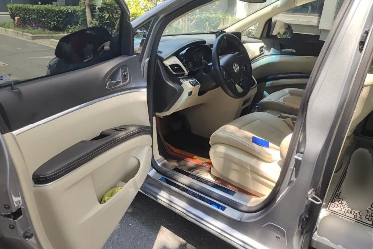 Used Buick GL8 2023 Facelifted Land Cruiser Executive Luxury Version Driver Seat
