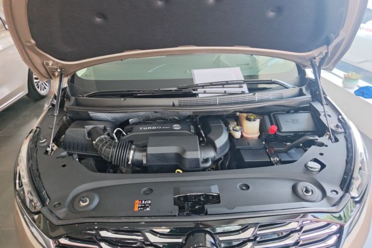 Used Buick GL8 2023 ES Lu Zun Deluxe Model Engine Bay