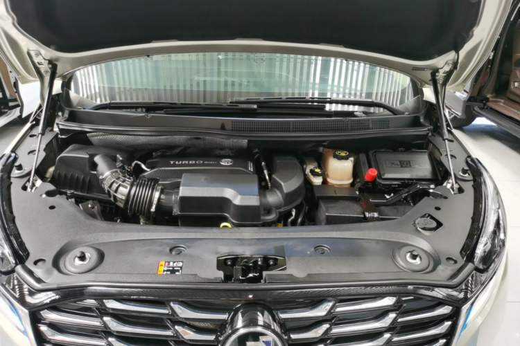 Used Buick GL8 2023 ES Lu Zun Deluxe Model Engine Bay