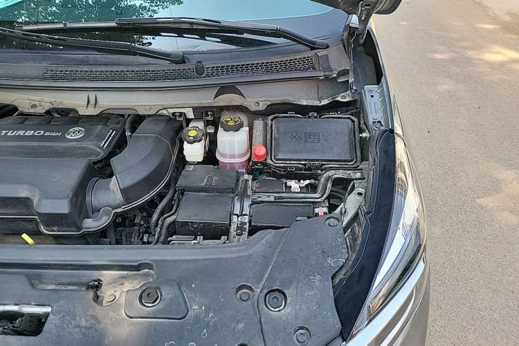 Used Buick GL8 2023 Land Executive Class Comfort Model Engine Bay Left