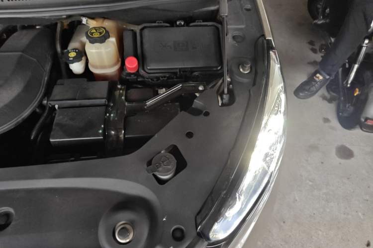 Used Buick GL8 2023 ES Lu Zun Deluxe Model Engine Bay Left