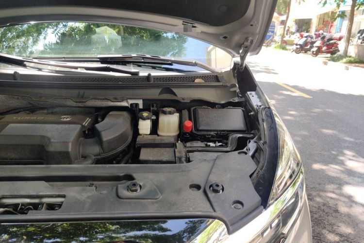 Used Buick GL8 2023 Facelifted Land Cruiser Executive Luxury Version Engine Bay Left