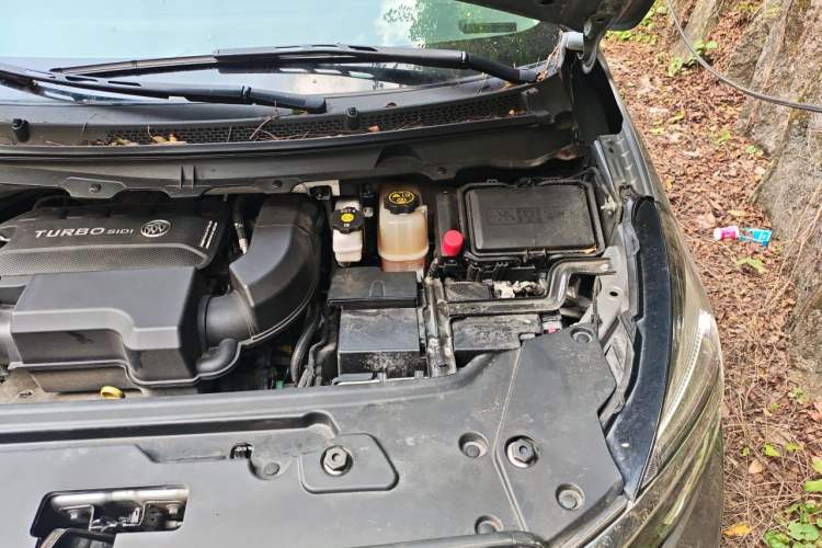 Used Buick GL8 2023 Land Executive Class Comfort Model Engine Bay Left