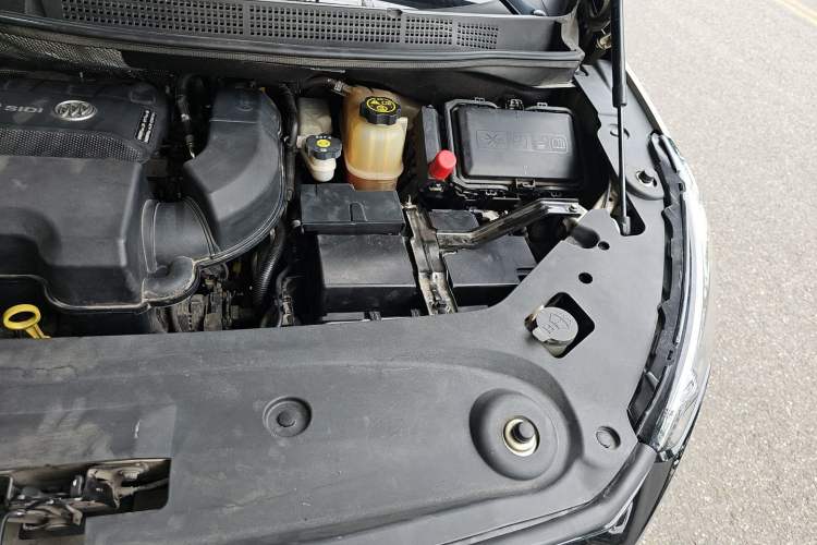 Used Buick GL8 2023 ES Lu Zun Comfort Model Engine Bay Left
