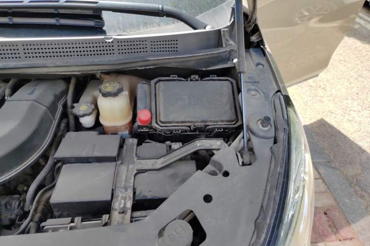 Used Buick GL8 2023 ES Lu Zun Deluxe Model Engine Bay Left