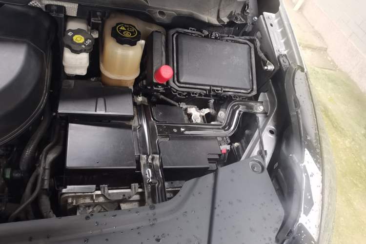 Used Buick GL8 2023 Facelifted Land Cruiser Executive Luxury Version Engine Bay Left