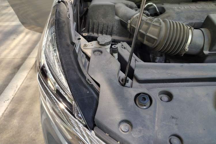 Used Buick GL8 2023 Facelifted Land Cruiser Executive Luxury Version Engine Bay Right