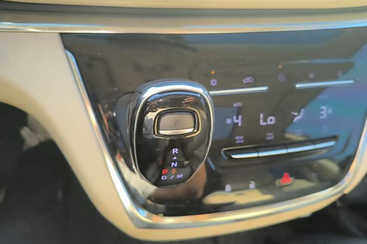 Used Buick GL8 2023 Facelifted Land Cruiser Executive Luxury Version Gear Lever