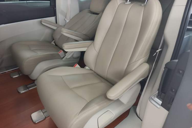 Used Buick GL8 2023 Land Executive Class Comfort Model Left Rear Seat