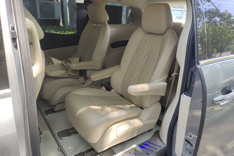 Used Buick GL8 2023 Facelifted Land Cruiser Executive Luxury Version Left Rear Seat