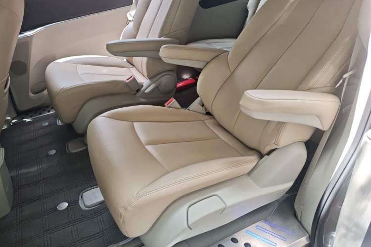 Used Buick GL8 2023 Land Executive Class Comfort Model Left Rear Seat