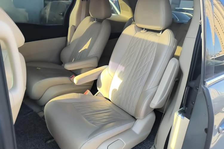 Used Buick GL8 2023 Facelifted Land Cruiser Executive Luxury Version Left Rear Seat