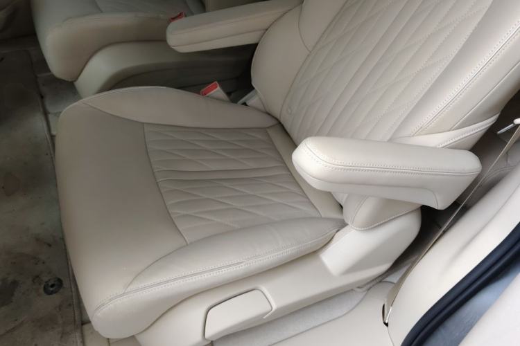Used Buick GL8 2023 Facelifted Land Cruiser Executive Luxury Version Left Rear Seat