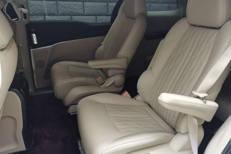 Used Buick GL8 2023 Facelifted Land Cruiser Executive Luxury Version Left Rear Seat