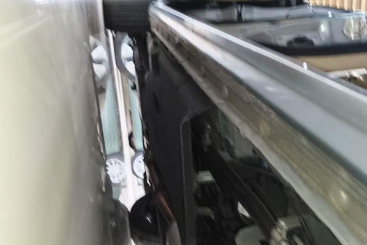 Used Buick GL8 2023 Land Executive Class Deluxe Model Left Side Sill