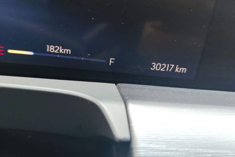 Used Buick GL8 2023 ES Lu Zun Comfort Model Odometer Close Up