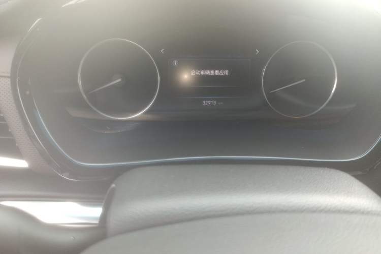 Used Buick GL8 2023 Land Executive Class Comfort Model Odometer Close Up