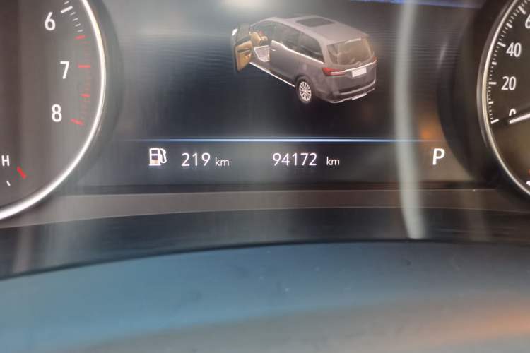 Used Buick GL8 2023 Facelifted Land Cruiser Executive Luxury Version Odometer Close Up