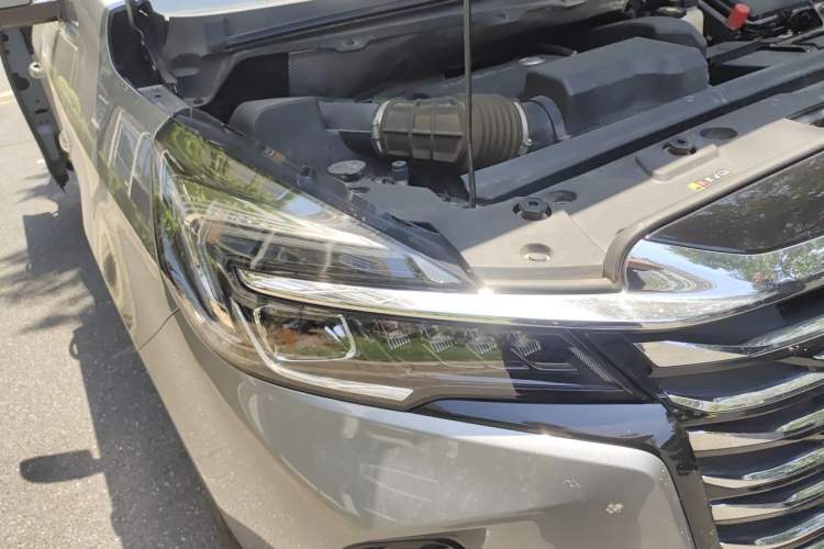 Used Buick GL8 2023 Facelifted Land Cruiser Executive Luxury Version Right Front Headlight