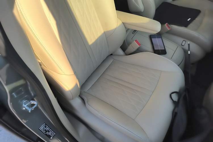 Used Buick GL8 2023 Facelifted Land Cruiser Executive Luxury Version Right Front Seat