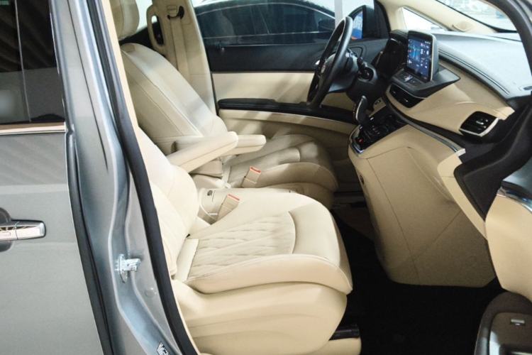 Used Buick GL8 2023 Land Executive Class Deluxe Model Right Front Seat
