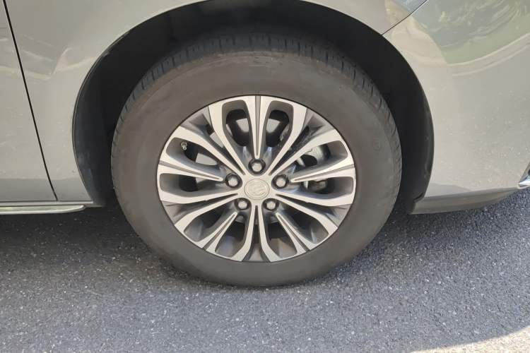 Used Buick GL8 2023 Facelifted Land Cruiser Executive Luxury Version Right Front Wheel Hub