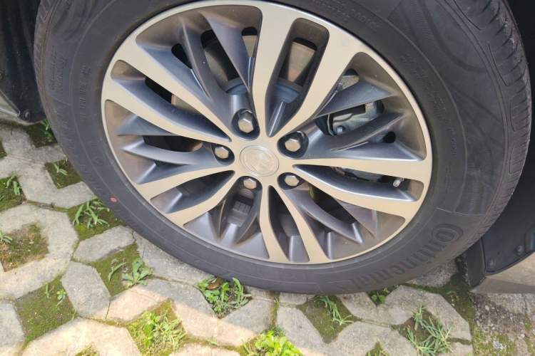 Used Buick GL8 2023 ES Lu Zun Comfort Model Right Front Wheel Hub