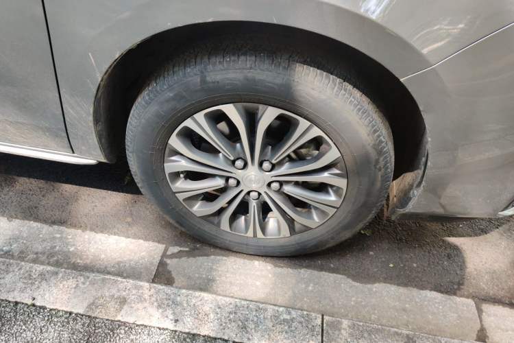 Used Buick GL8 2023 Facelifted Land Cruiser Executive Luxury Version Right Front Wheel Hub