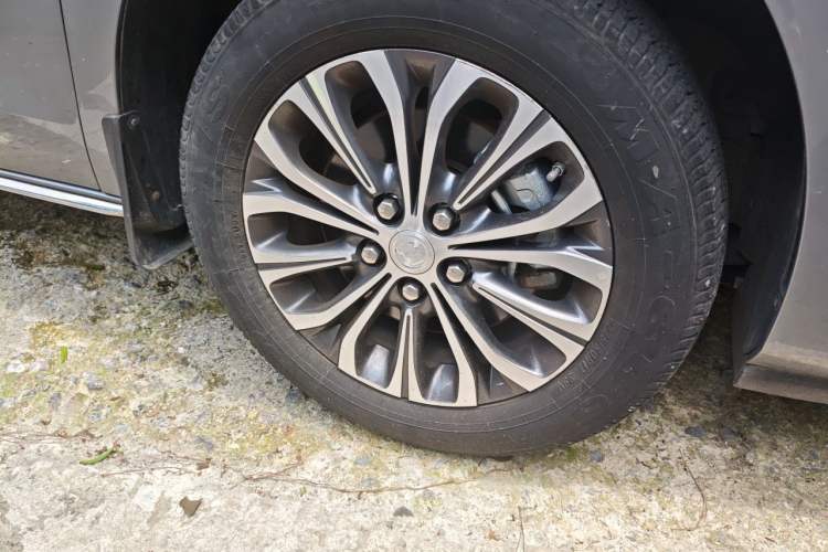 Used Buick GL8 2023 Land Executive Class Comfort Model Right Front Wheel Hub