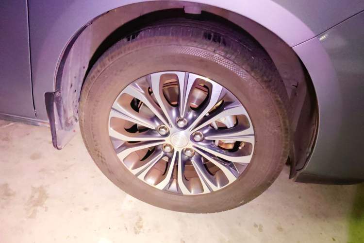 Used Buick GL8 2023 Facelifted Land Cruiser Executive Luxury Version Right Front Wheel Hub